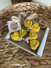 Cargar imagen en el visor de la galería, Velas de miel en forma de corazón